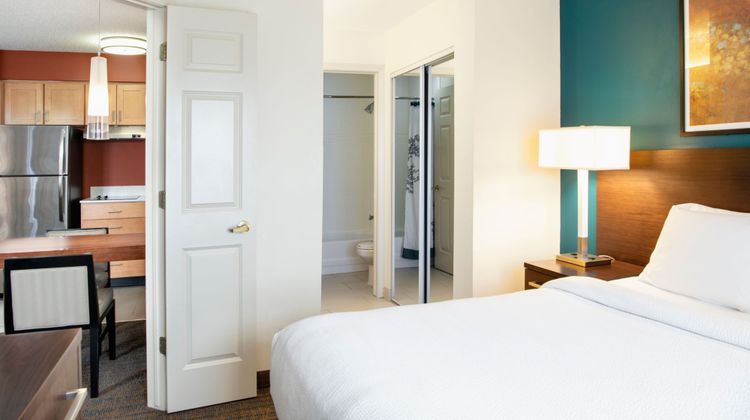 Residence Inn by Marriott Airport Suite