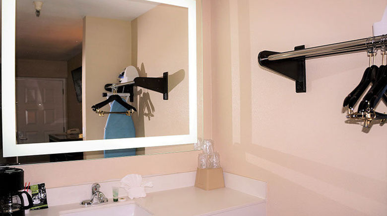 <b>Executive Inn Room</b>. Images powered by <a href="https://www.leonardoworldwide.com/" title="Leonardo Worldwide" target="_blank">Leonardo</a>.
