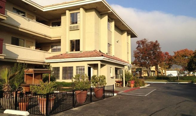 Executive Inn Exterior