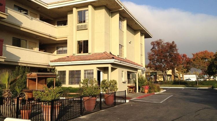 Executive Inn Exterior