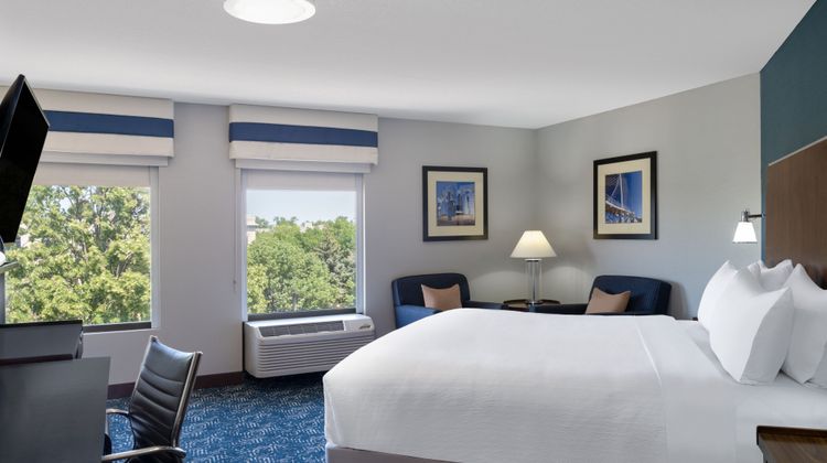 Four Points by Sheraton Mall of America Suite