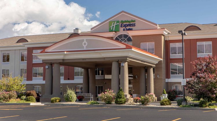 Holiday Inn Express & Suites Binghamton Exterior
