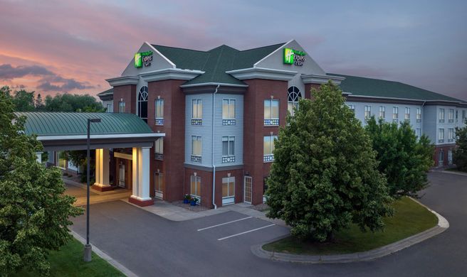 Holiday Inn Express & Suites Exterior