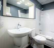 Mount Madison Inn & Suites Room