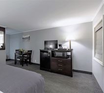 Mount Madison Inn & Suites Room