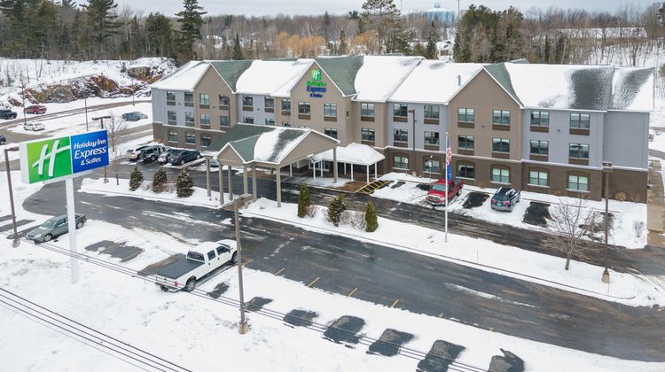 Holiday Inn Express & Suites Exterior