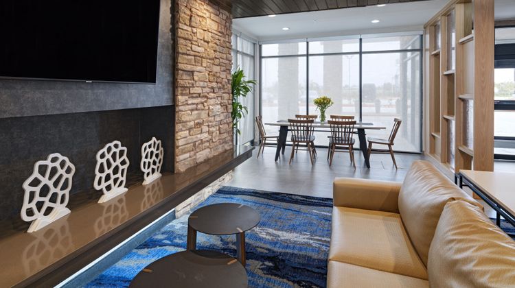 Fairfield Inn & Suites Waller Lobby