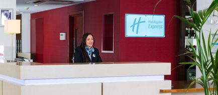 Holiday Inn Express Glasgow Airport Exterior