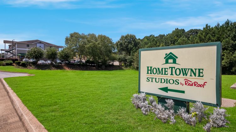 HomeTowne Studios Covington, GA Exterior