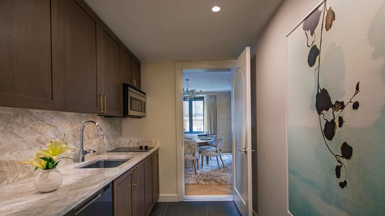 <b>JW Marriott Essex House New York Room</b>. Images powered by <a href="https://www.leonardoworldwide.com/" title="Leonardo Worldwide" target="_blank">Leonardo</a>.