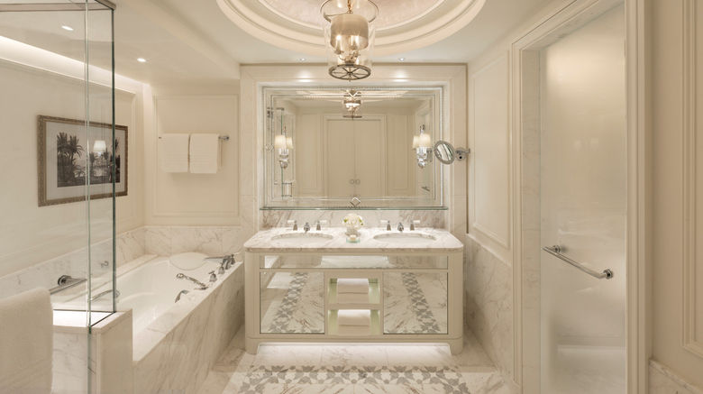 <b>Four Seasons Hotel Doha Room</b>. Images powered by <a href="https://www.leonardoworldwide.com/" title="Leonardo Worldwide" target="_blank">Leonardo</a>.