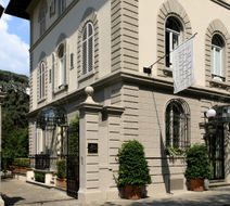 Hotel Regency Exterior