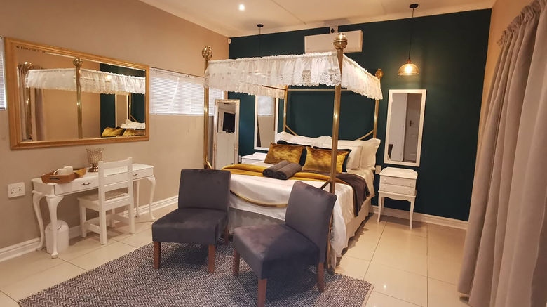 <b>Tri-Angle B&B Suite</b>. Images powered by <a href="https://www.leonardoworldwide.com/" title="Leonardo Worldwide" target="_blank">Leonardo</a>.