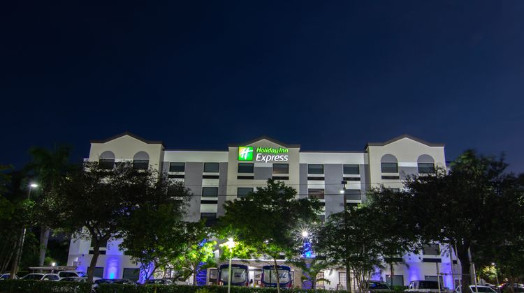 Holiday Inn Express & Suites FLL Arpt W Exterior