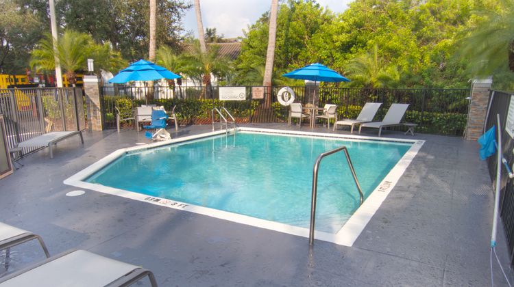 Holiday Inn Express & Suites FLL Arpt W Pool