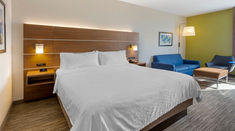 Holiday Inn Express & Suites Harrison Room