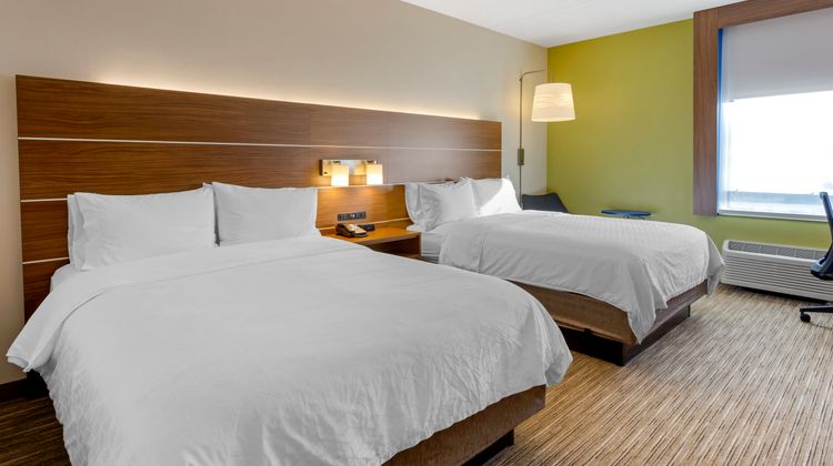 Holiday Inn Express & Suites Harrison Room