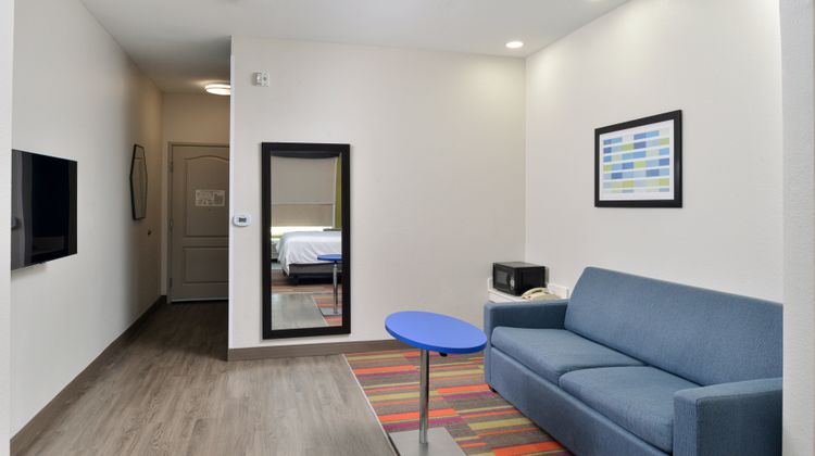 Holiday Inn Express Hotel & Suites Suite