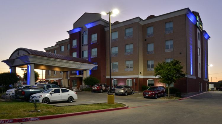 Holiday Inn Express Hotel & Suites Exterior