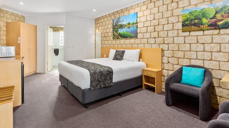 Great Divide Motor Inn Room