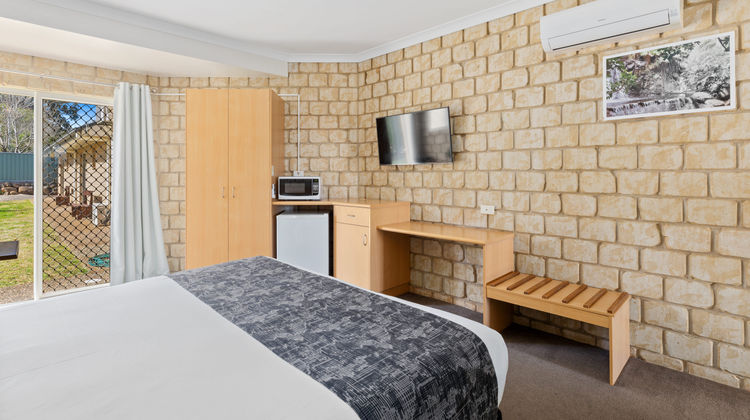 Great Divide Motor Inn Room