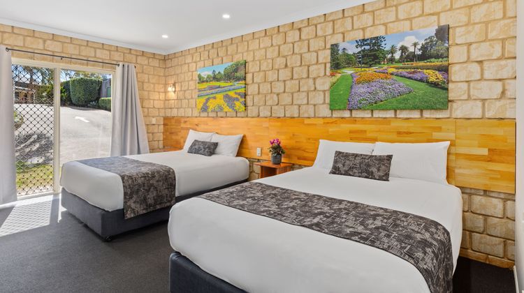 Great Divide Motor Inn Room