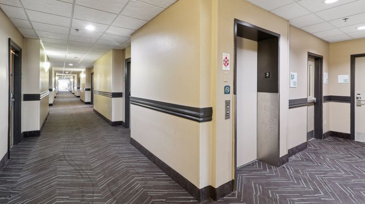 Holiday Inn Hotel & Suites Lobby