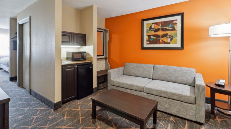 Holiday Inn Hotel & Suites Suite