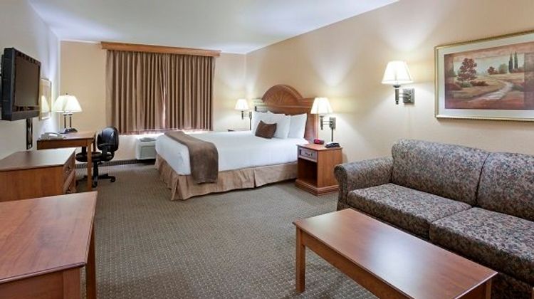 Expressway Suites Room