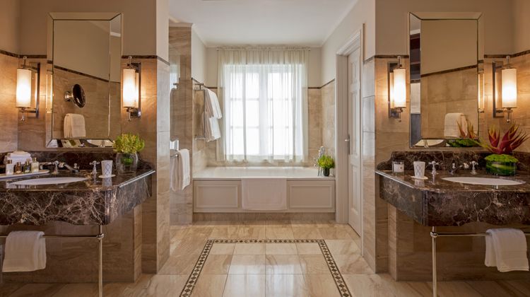 Four Seasons Hotel Westcliff Room