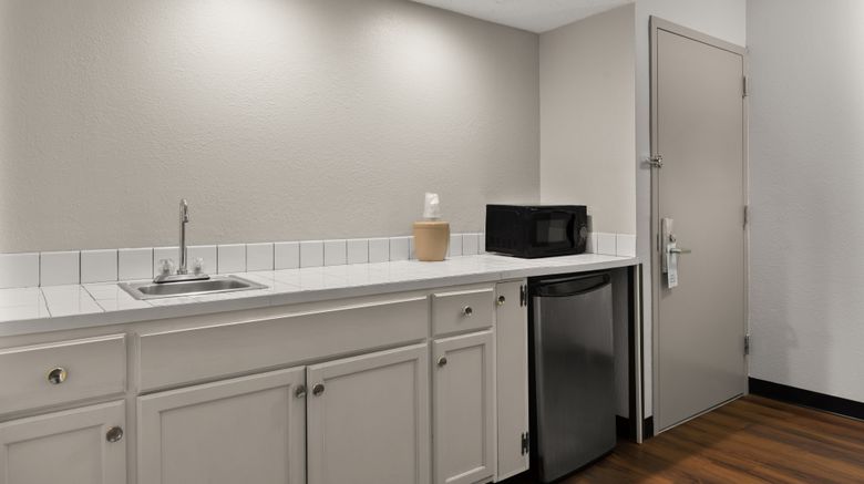 <b>Red Roof Inn & Suites Savannah Airport Room</b>. Images powered by <a href="https://www.leonardoworldwide.com/" title="Leonardo Worldwide" target="_blank">Leonardo</a>.