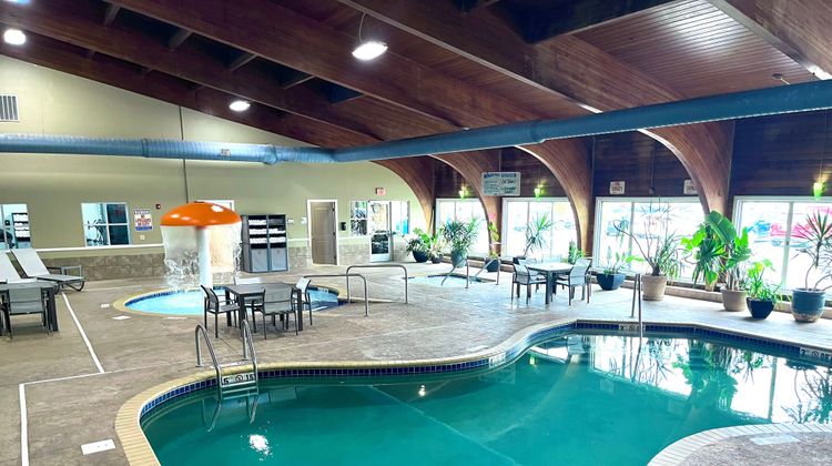 Holiday Inn Detroit Lakes Pool