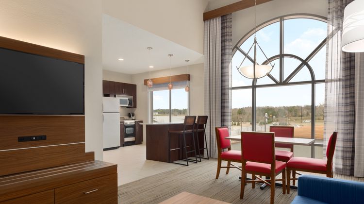 Holiday Inn Express & Suites Opelika Suite