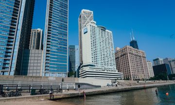 W Chicago Lakeshore