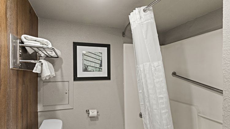 Scottish Inns & Suites Austin Room