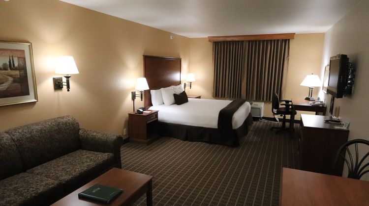 Expressway Suites Room