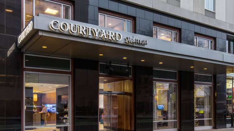 Courtyard Portland City Center Exterior