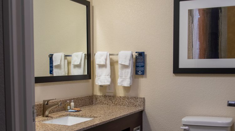 Cobblestone Inn & Suites Room