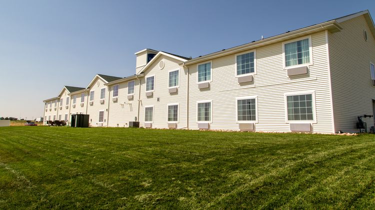 Cobblestone Inn & Suites Exterior