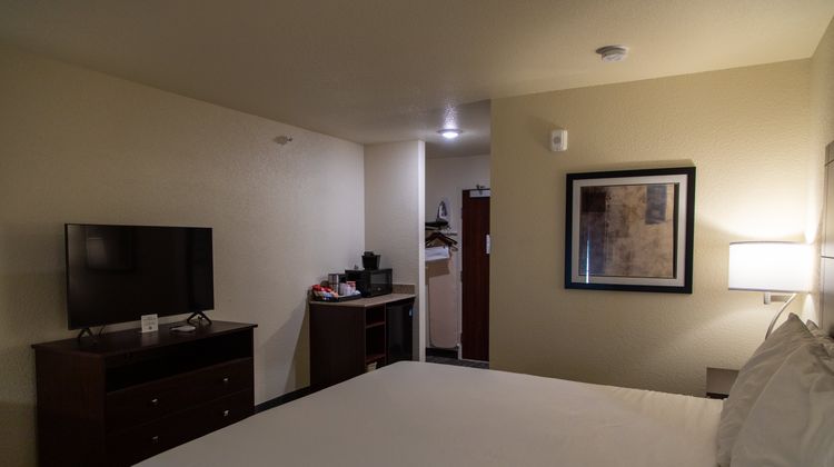 Cobblestone Inn & Suites Room