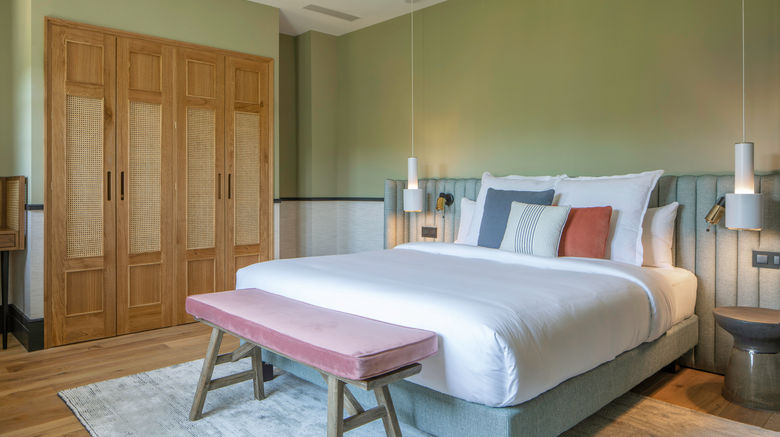 <b>Ultimate Provence Wine Estate & Hotel Room</b>. Images powered by <a href="https://www.leonardoworldwide.com/" title="Leonardo Worldwide" target="_blank">Leonardo</a>.