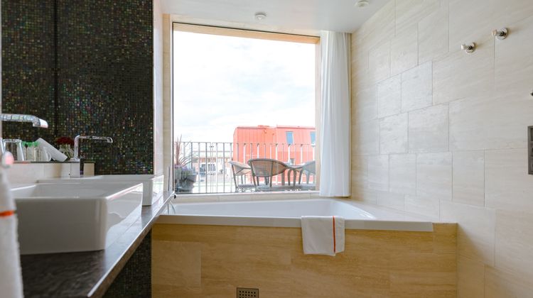 Avalon Hotel Room