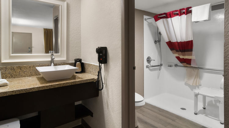 Red Roof Inn Kingsland Room