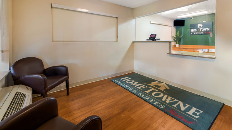 HomeTowne Studios Orlando - UCF Area Lobby