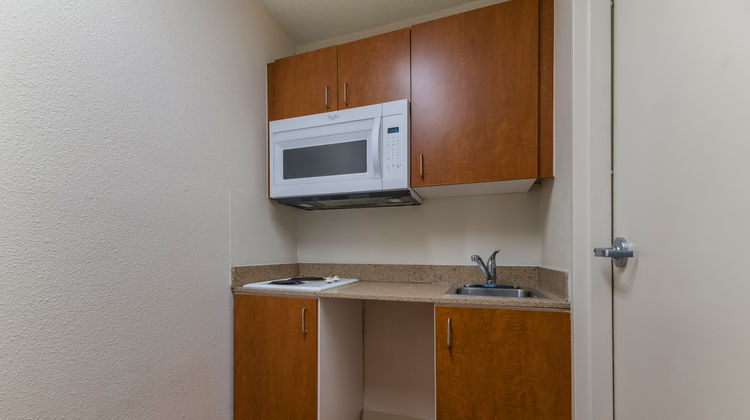 HomeTowne Studios Orlando - UCF Area Room