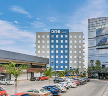One Leon Poliforum Exterior