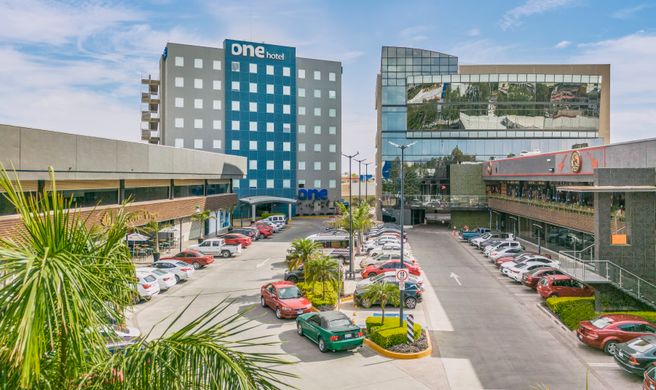 One Leon Poliforum Exterior