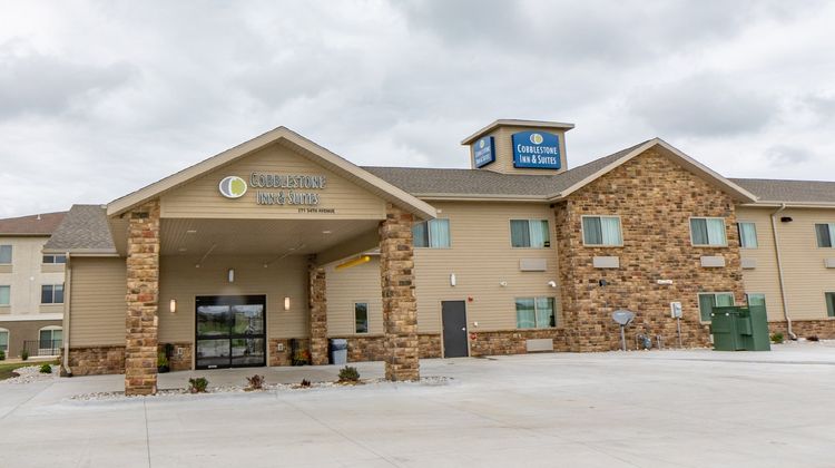 Cobblestone Inn & Suites Exterior