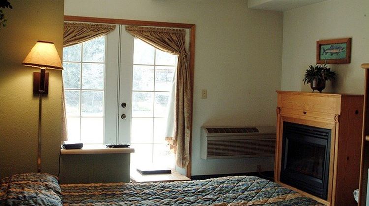 The Edgewater Inn Room