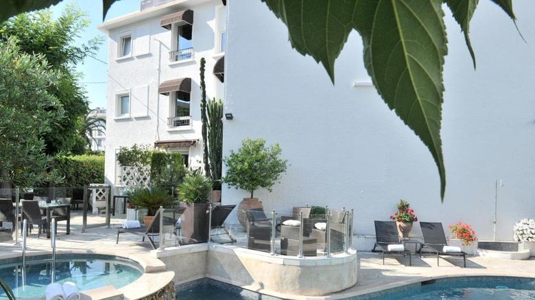 <b>La Villa Cannes Croisette Pool</b>. Images powered by <a href="https://www.leonardoworldwide.com/" title="Leonardo Worldwide" target="_blank">Leonardo</a>.